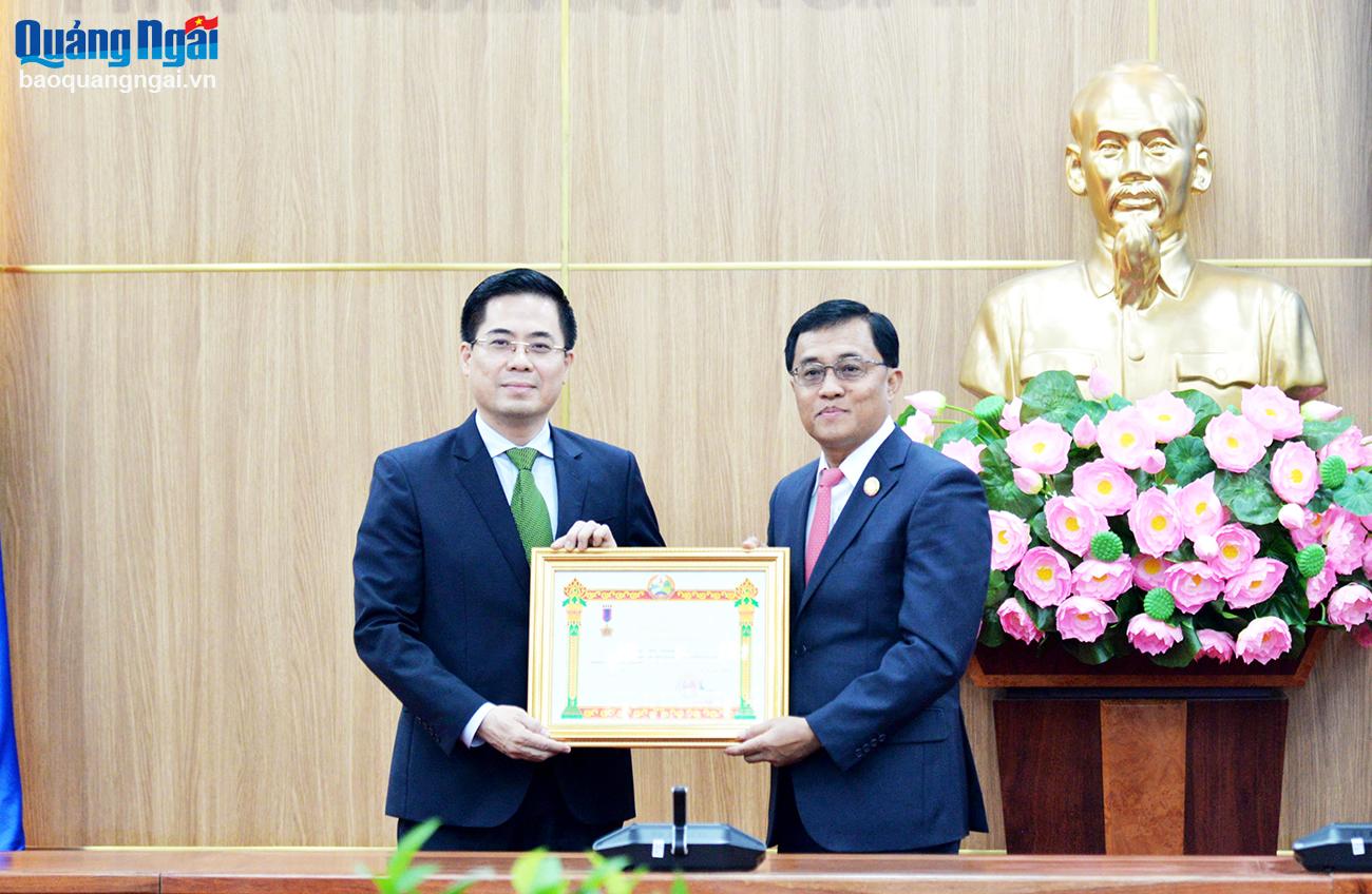 รองเลขาธิการคณะกรรมการพรรคประจำจังหวัด ประธานคณะกรรมการประชาชนจังหวัดเหงียน ฮวง ซาง ได้รับรางวัลเหรียญแรงงานชั้นหนึ่งจากสาธารณรัฐประชาธิปไตยประชาชนลาว ซึ่งมอบให้กับคณะกรรมาธิการประชาชนจังหวัดกวางงาย