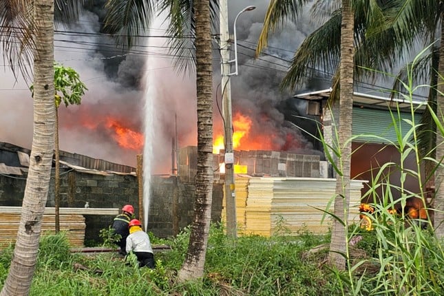 Feuer verschlingt Schaumfabrik mit mehr als 1.000 m2 in Ho-Chi-Minh-Stadt, Foto 3