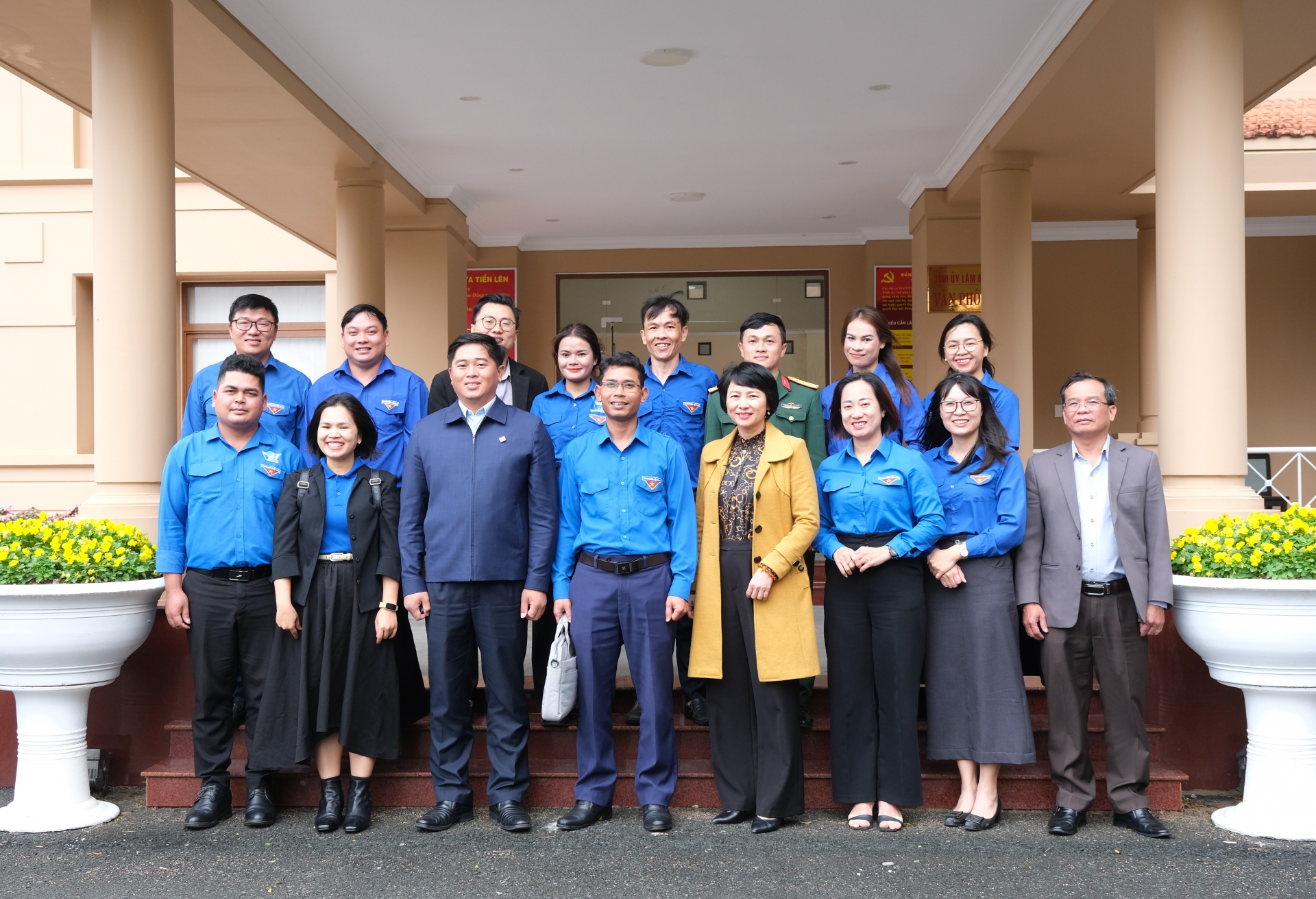 Timbalan Setiausaha Jawatankuasa Parti Wilayah, Pengerusi Majlis Rakyat Wilayah mengambil gambar cenderahati bersama delegasi yang menghadiri Kongres Kebangsaan Kesatuan Belia Vietnam ke-9