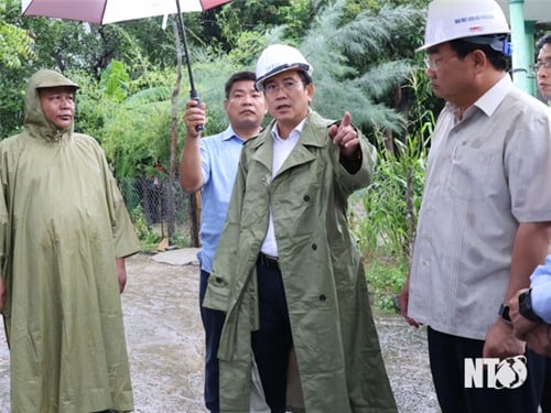 El camarada Pham Van Hau, subsecretario permanente del Comité Provincial del Partido y presidente del Consejo Popular Provincial, inspeccionó la respuesta a las inundaciones, tormentas y zonas con riesgo de deslizamientos de tierra.