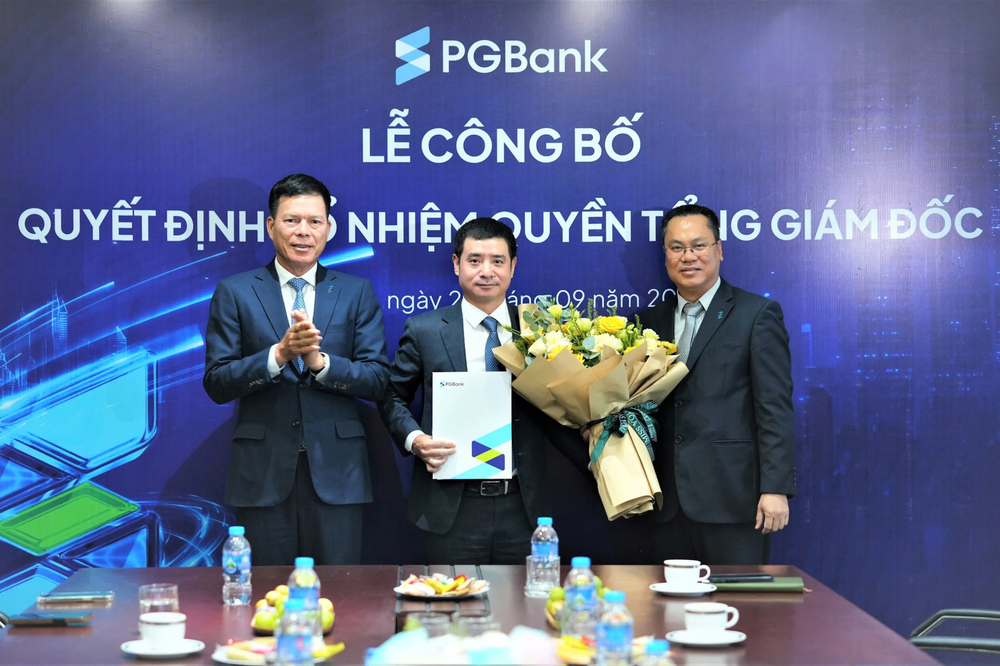 El Sr. Pham Manh Thang, Presidente del Consejo de Administración (izquierda), presentó la decisión al nuevo Director General interino de PGBank. (Foto: Vietnam+)