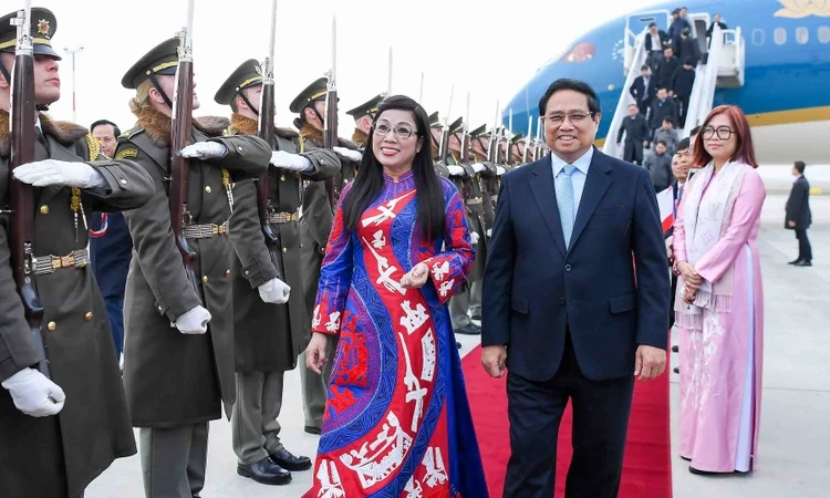 Prime Minister Pham Minh Chinh and his wife arrive in Prague to begin an official visit to the Czech Republic.