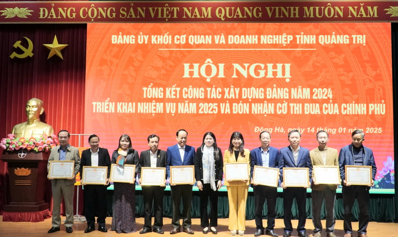 Đảng ủy Khối Cơ quan và Doanh nghiệp tỉnh Quảng Trị triển khai nhiệm vụ 2025 và đón nhận Cờ thi đua của Chính phủ