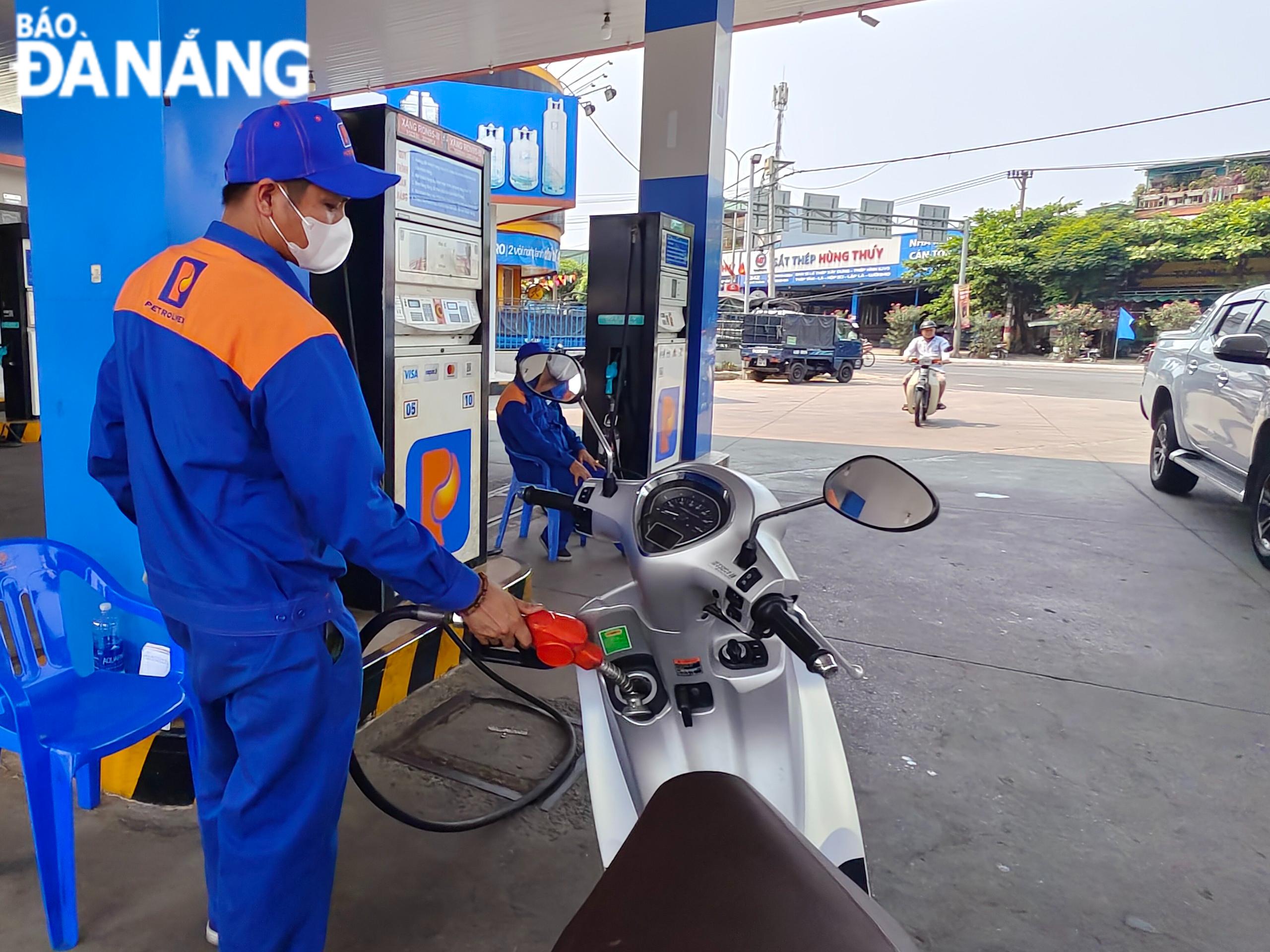 This is the 9th reduction in gasoline and oil prices since the beginning of the year. Photo: CHIEN THANG