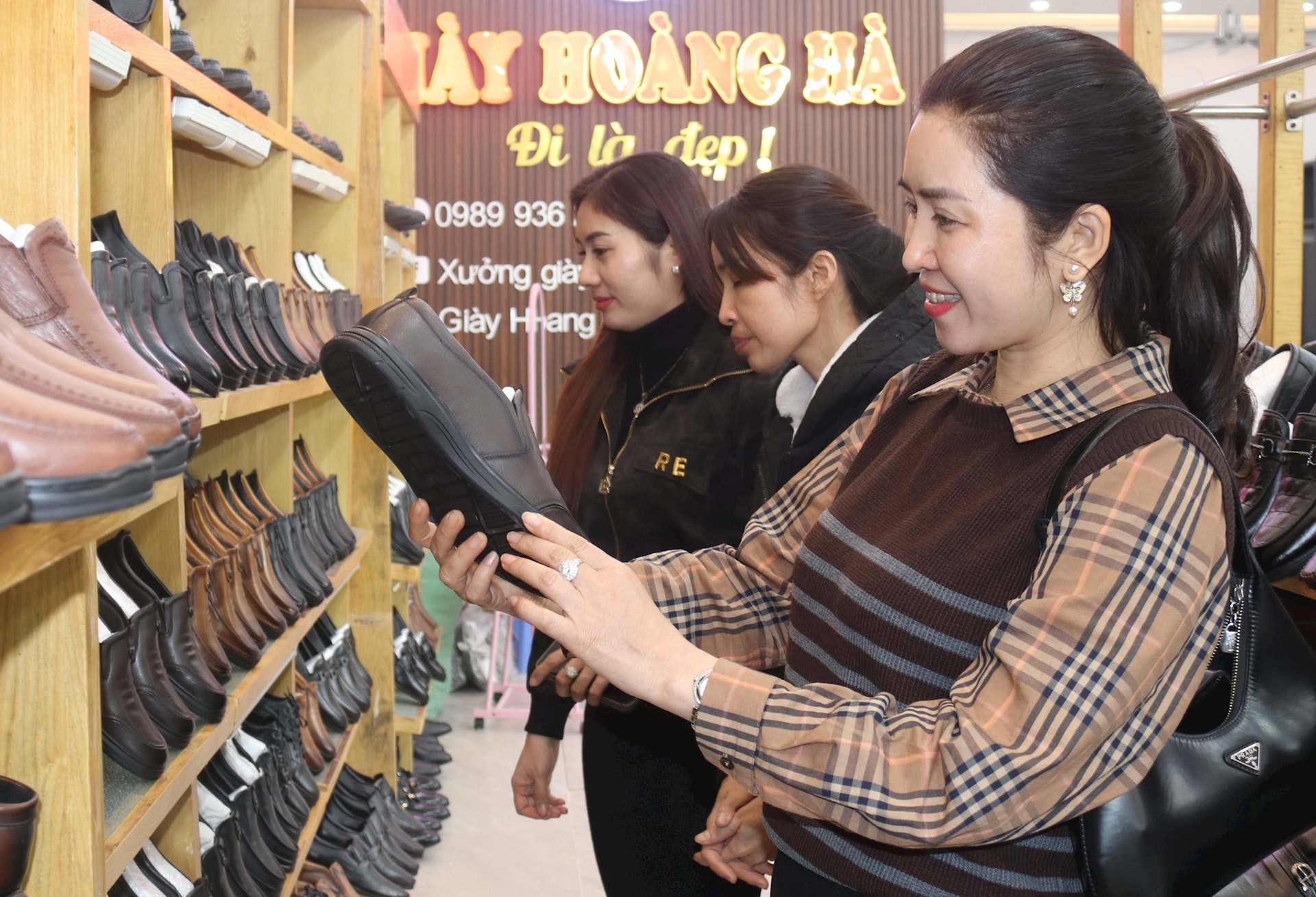 تنتج شركة Hoang Dieu Leather Shoe Cooperative 20% من سلع Tet أكثر