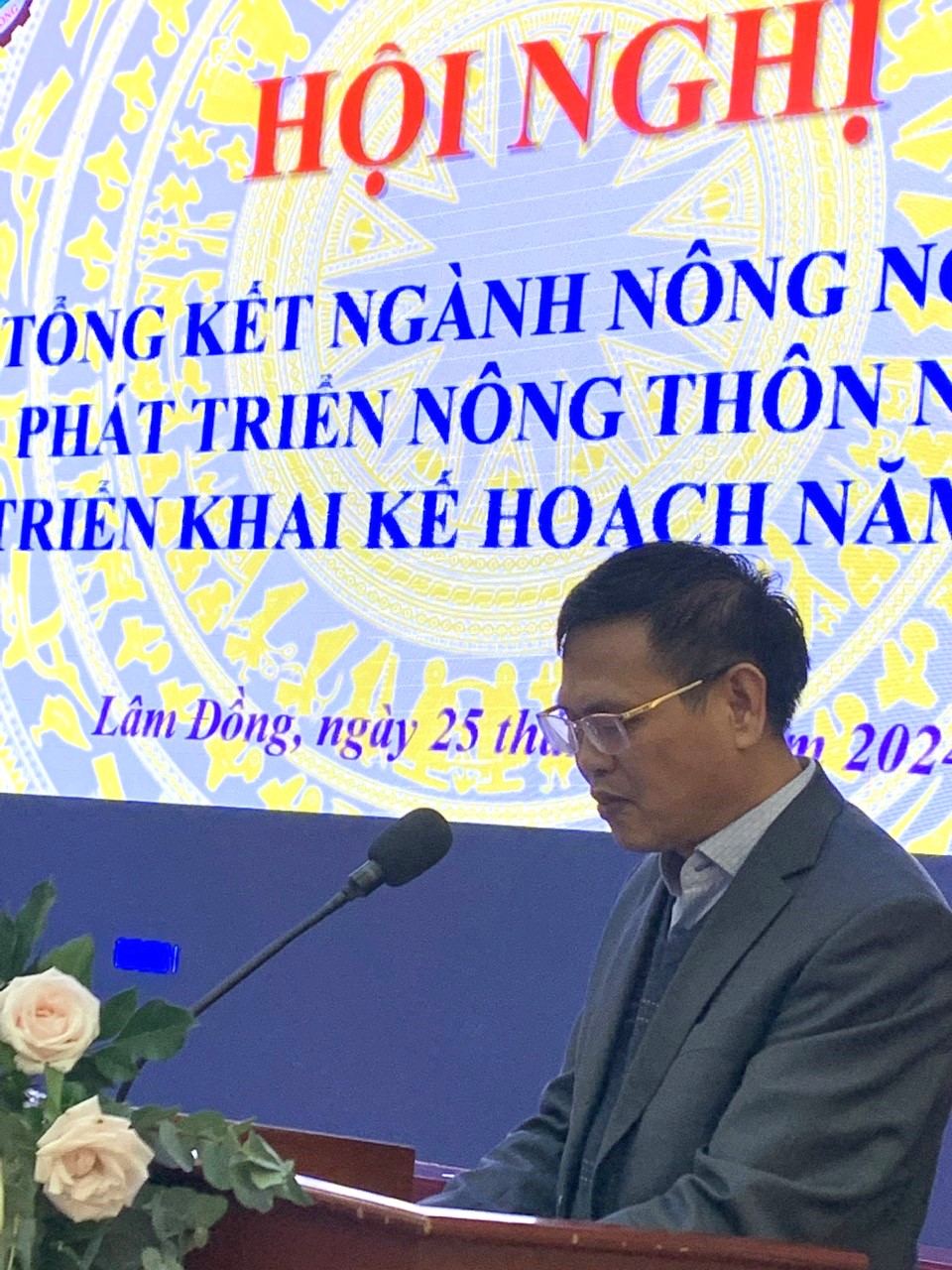 Hoang Si Bich, Direktor des Ministeriums für Landwirtschaft und ländliche Entwicklung in Lam Dong, hielt die Eröffnungsrede der Konferenz.