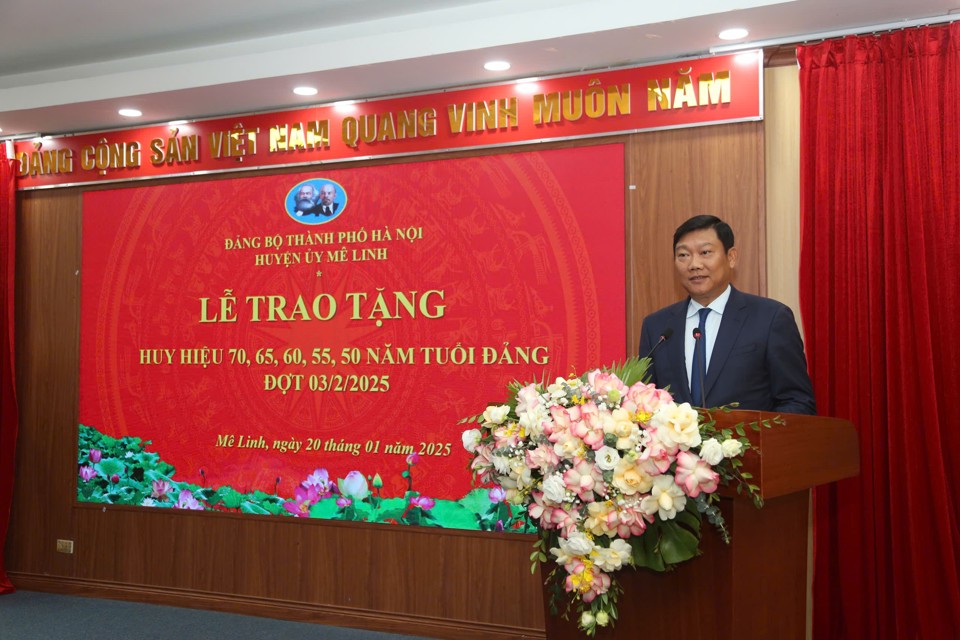 Head of the City Party Committee's Mass Mobilization Commission Do Anh Tuan speaks at the Party Badge Award Ceremony