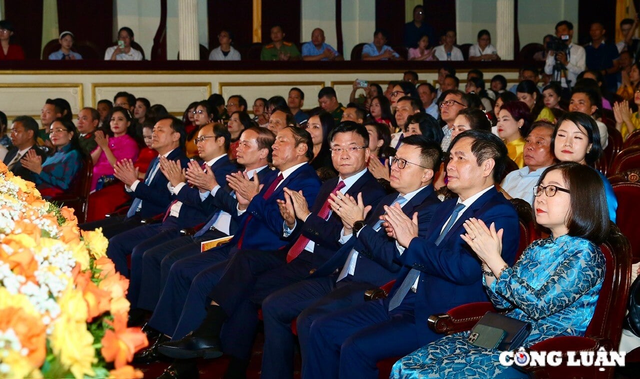 언론인과 여론은 문화, 스포츠, 관광 발전에 기여한 국가 언론상에서 3등을 차지했습니다. 사진 1