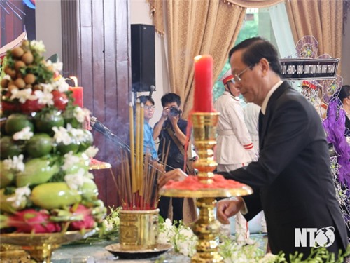 Delegation of Ninh Thuan province pays respect to General Secretary Nguyen Phu Trong