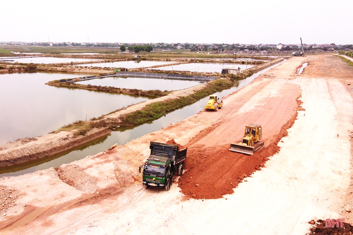 Sur le chantier de construction du projet de la rocade Est de la ville de Ha Tinh