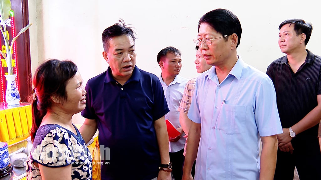 Leaders of Ninh Binh Provincial People's Committee visited the families of victims of the scaffolding collapse in Ninh An commune.