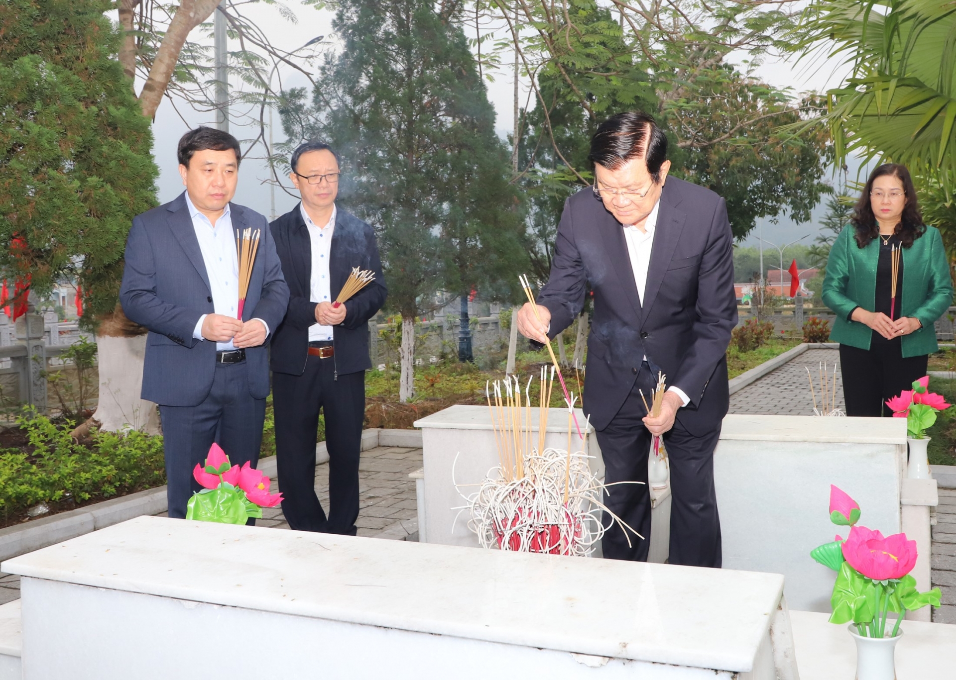 Der ehemalige Präsident Truong Tan Sang verbrennt Weihrauch an den Gräbern der Märtyrer auf dem Nationalen Märtyrerfriedhof Vi Xuyen
