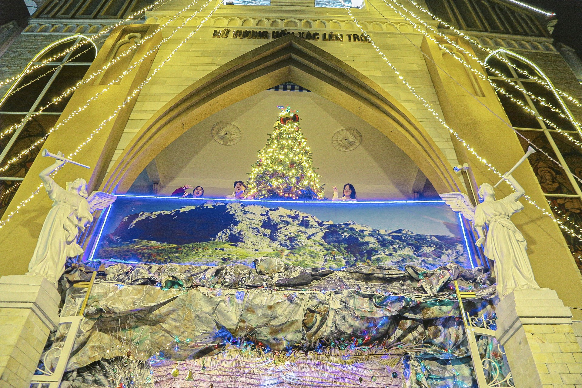 ダナンの大きな教会はクリスマスを迎えるのにとても美しいです。写真14
