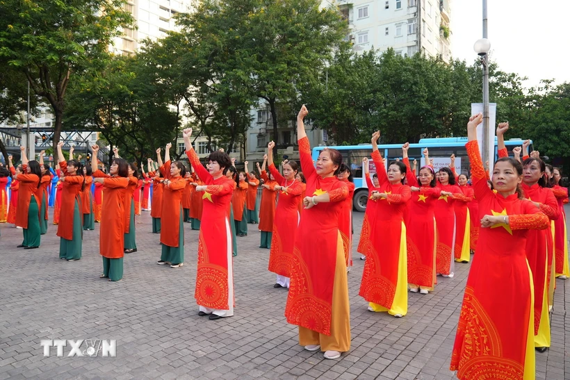 Se establece un récord vietnamita con una actuación de danza folclórica en Ao Dai a cargo de mujeres en la capital