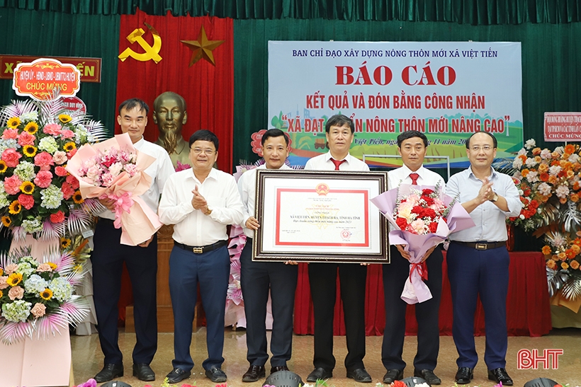 Viet Tien reçoit un certificat de reconnaissance en tant que nouvelle commune rurale avancée