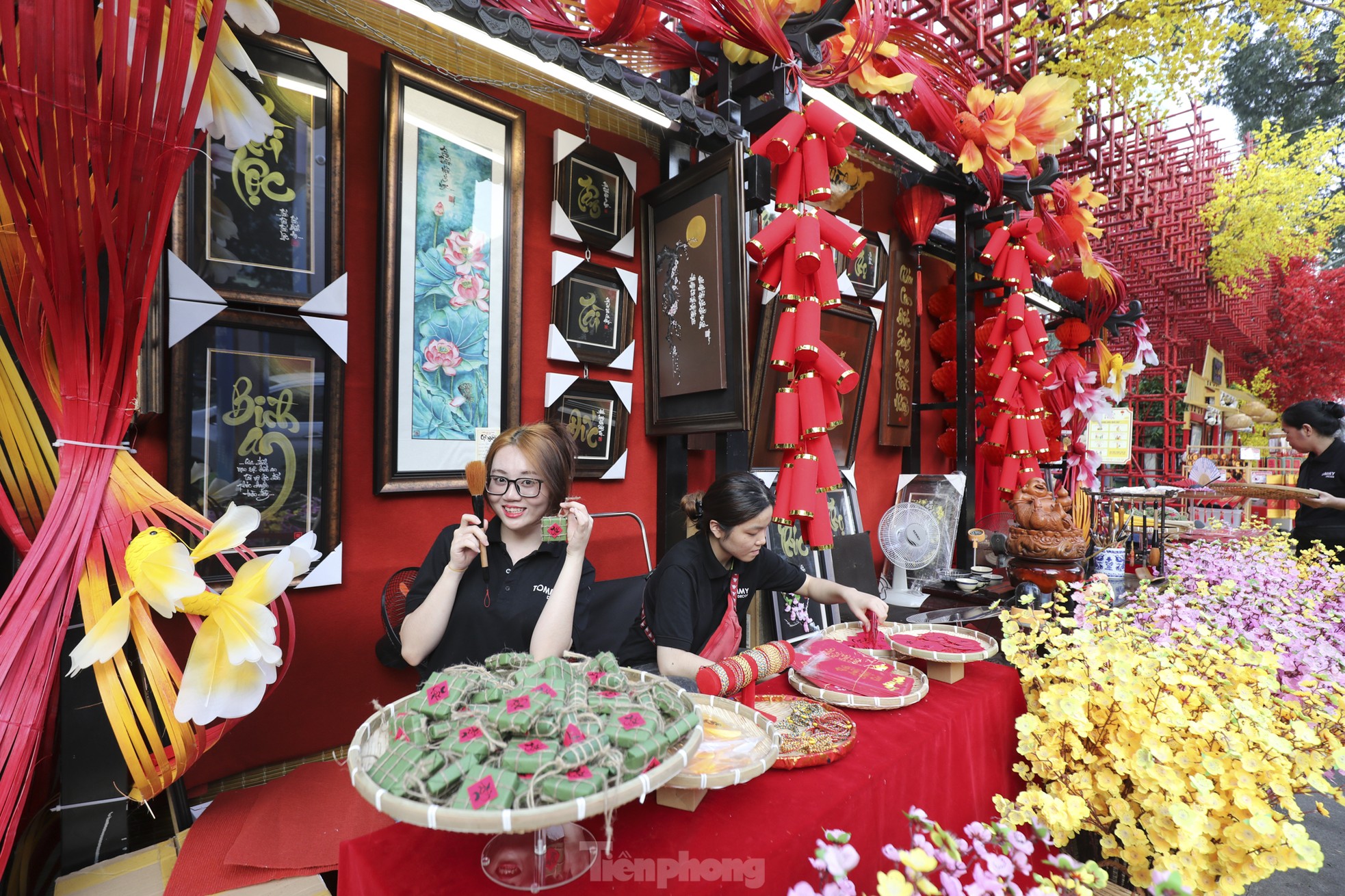 Junge Leute strömen in die Ong Do Straßen und Mai Vang Straßen in Ho Chi Minh Stadt, um Tet-Fotos zu machen. Foto 20