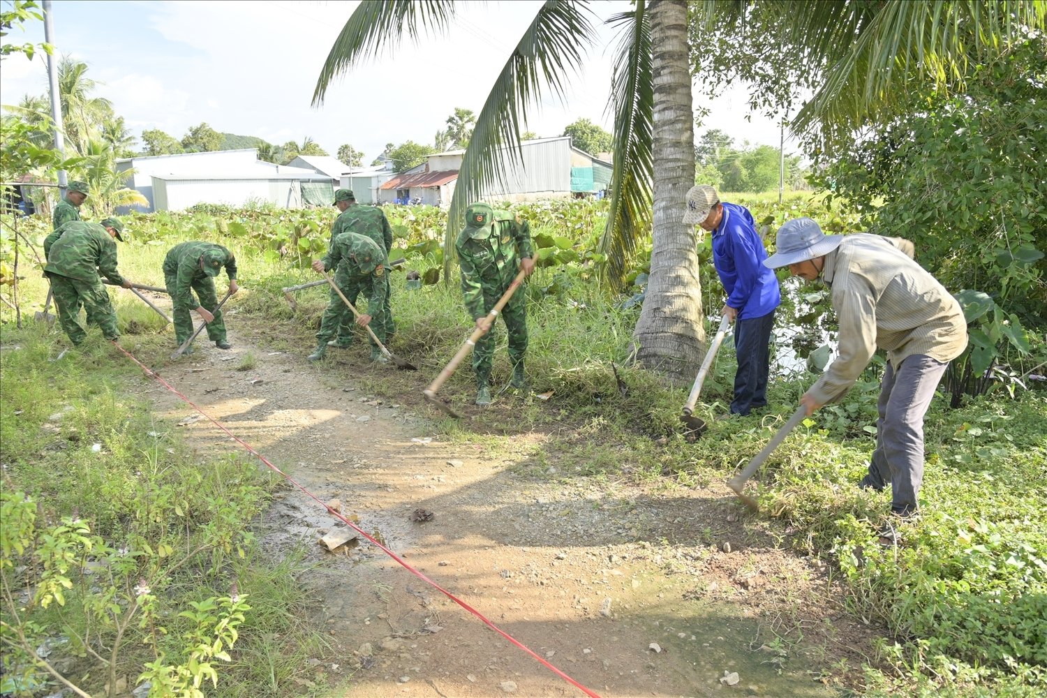 The programs and activities for the people launched by the Border Guard Station of Ha Tien International Border Gate all had the enthusiastic participation of Mr. Chau Chai.