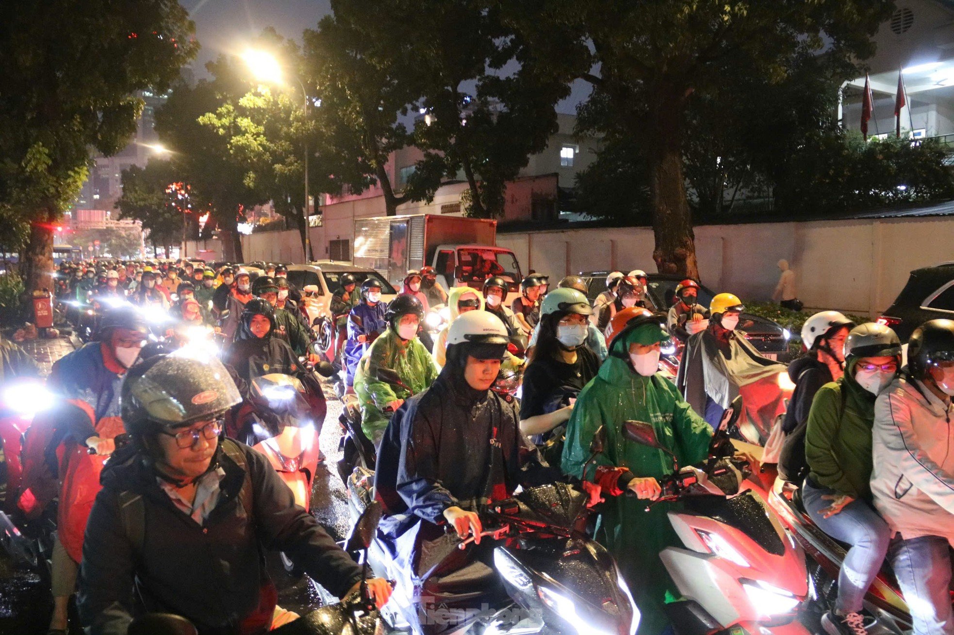 Atascos de tráfico y carreteras inundadas en la ciudad de Ho Chi Minh después de una lluvia inusual combinada con marea alta el día 15 del 12º mes lunar (foto 11)