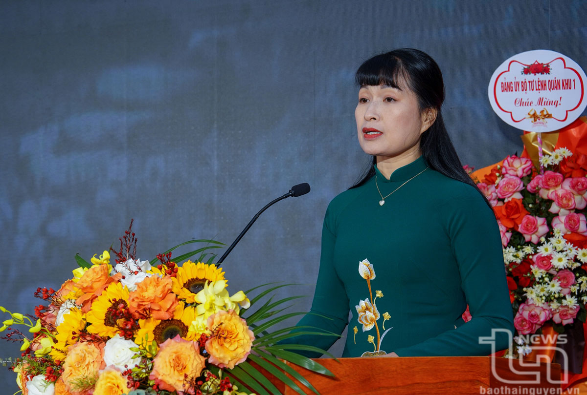 Comrade Ha Thi Bich Hong, Secretary of Vo Nhai District Party Committee, read a speech at the Ceremony.