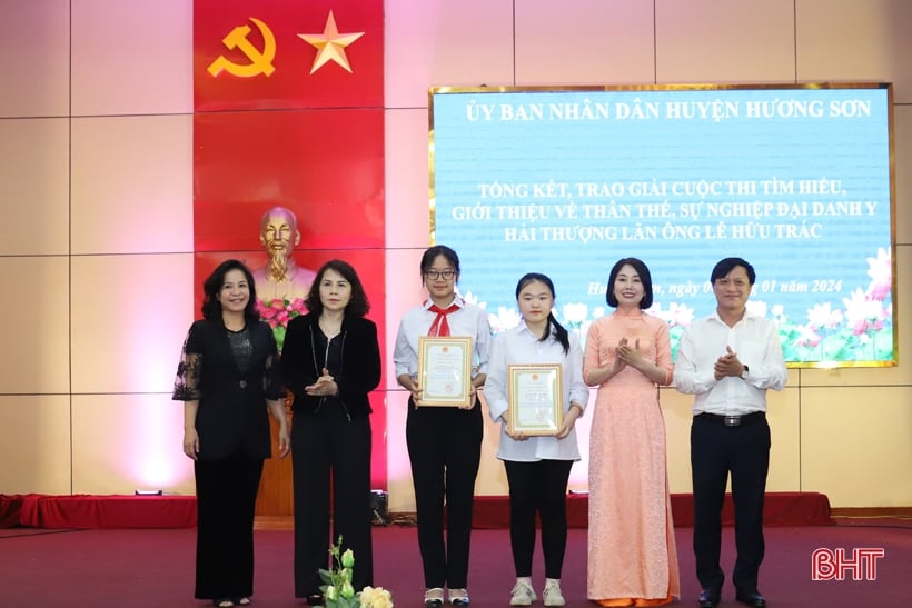 Cérémonie de remise des prix du concours « Découvrir la vie et la carrière du grand médecin Hai Thuong Lan Ong Le Huu Trac »