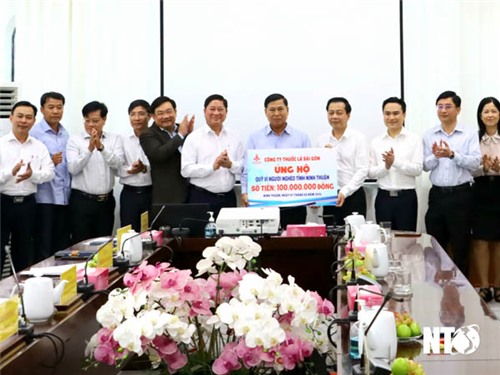 Le camarade Tran Quoc Nam, secrétaire adjoint du Comité provincial du Parti, président du Comité populaire provincial, a travaillé avec la délégation de la Saigon Tobacco Company.