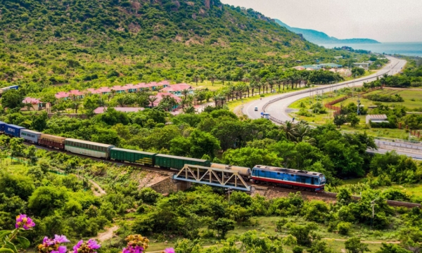 Thong Nhat Train on the list of 9 trains worth experiencing in 2025