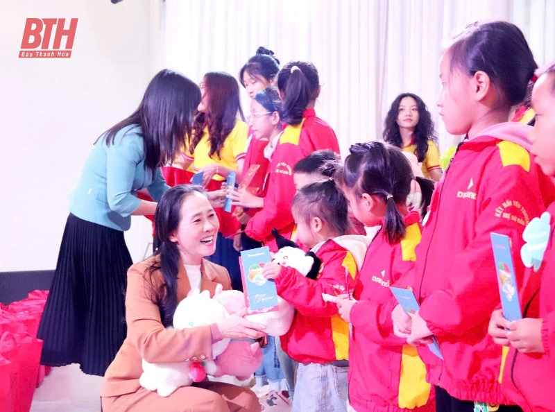 Meeting, giving Tet gifts and sponsorship funds to disadvantaged orphans