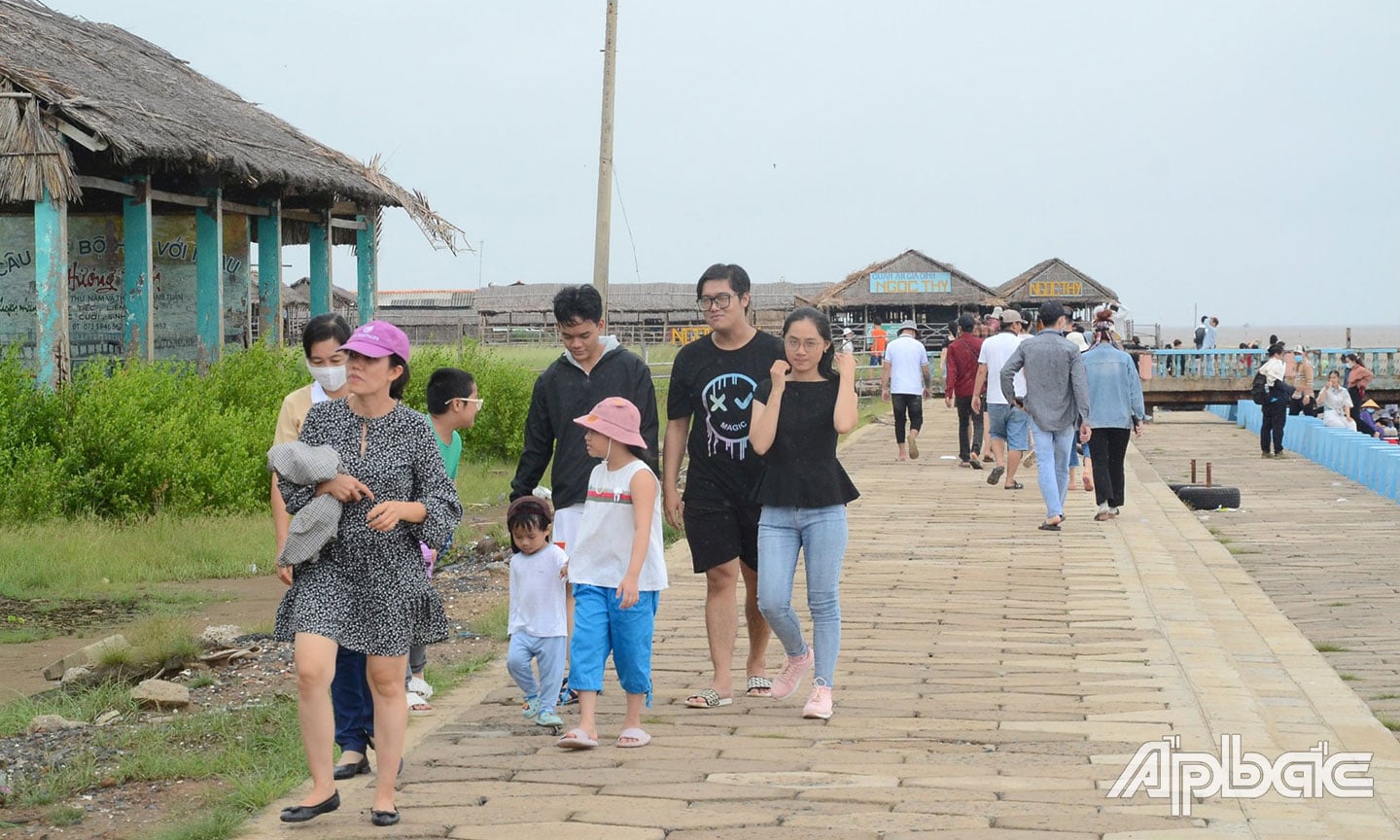 Tourists visit Tan Thanh beach. Photo: M. THANH