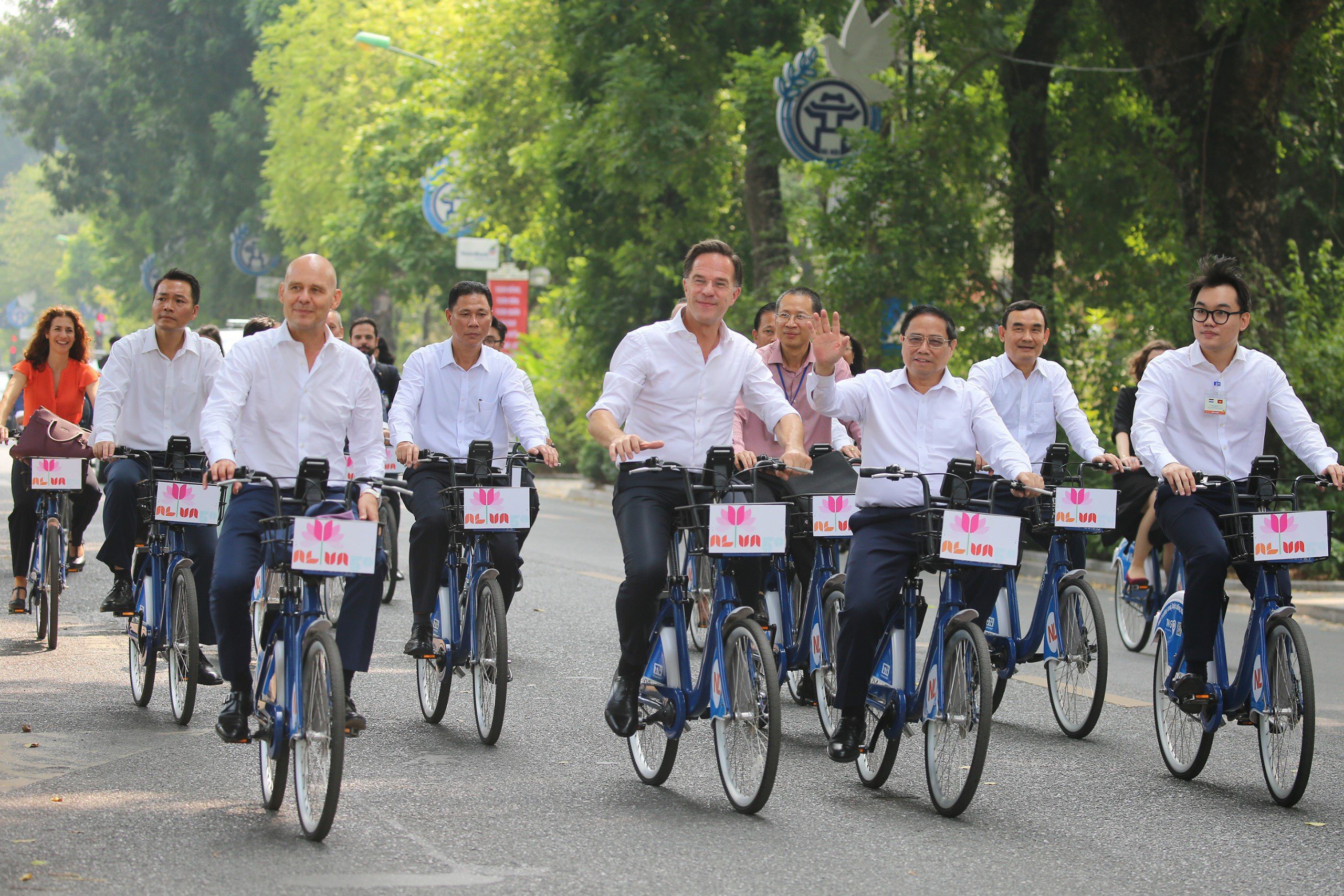 Les Premiers ministres du Vietnam et des Pays-Bas parcourent les rues d'Hanoï à vélo.