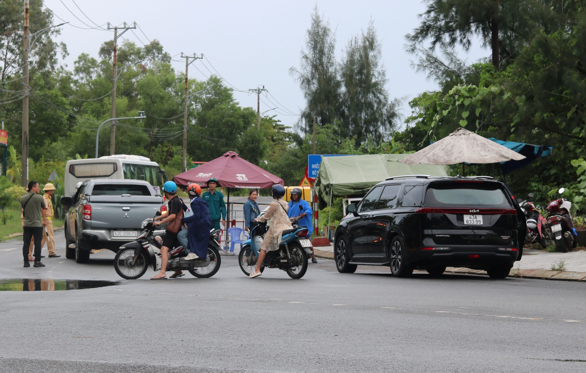 អ្នកនេសាទ Da Nang ជួលស្ទូចដើម្បីនាំទូករបស់ពួកគេចូលច្រាំង ដើម្បីបញ្ចៀសខ្យល់ព្យុះ Tra Mi រូបថតទី ១៤