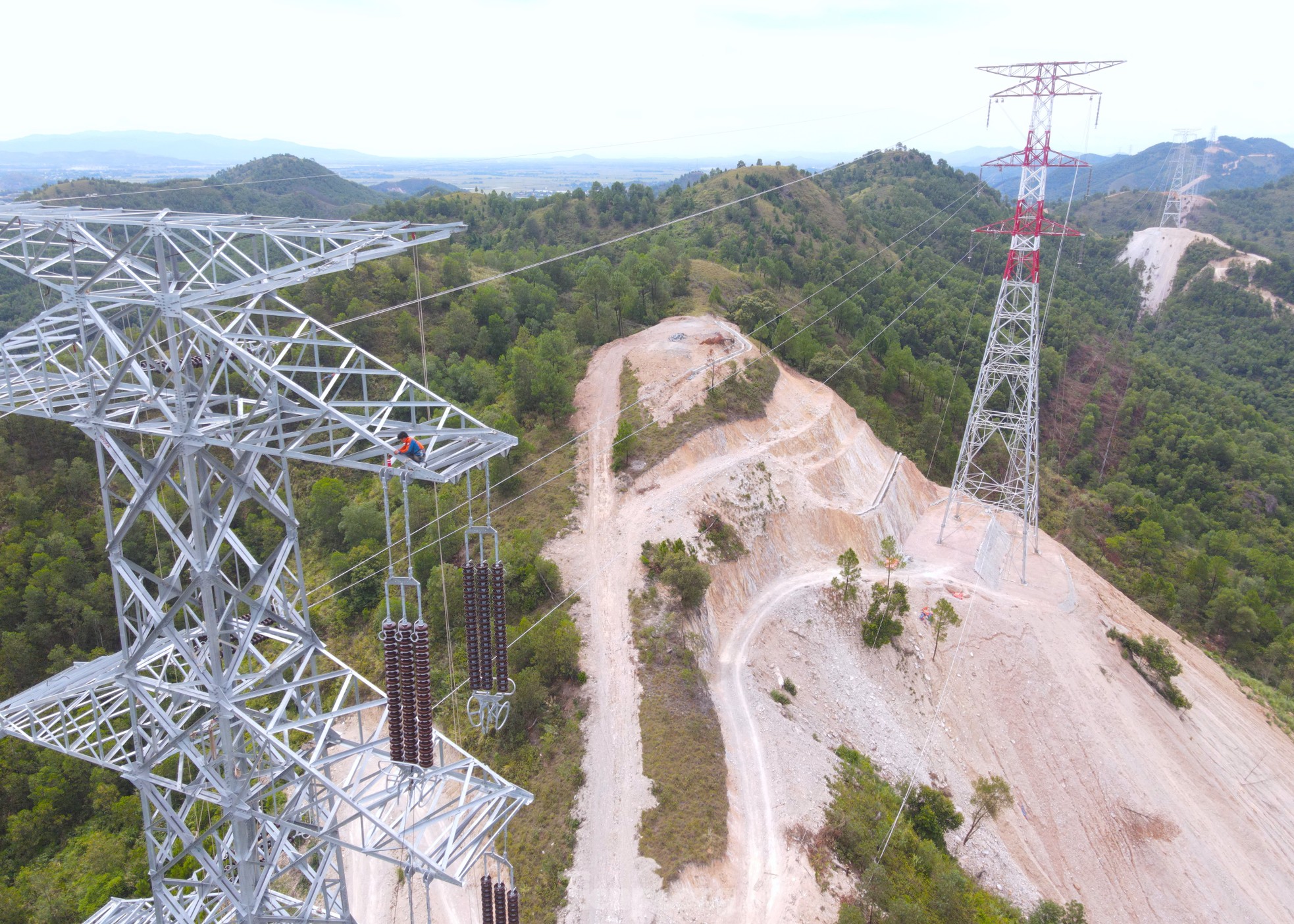 Los últimos días en el sitio de construcción del circuito 3 de la línea de 500 kV en Nghe An foto 3