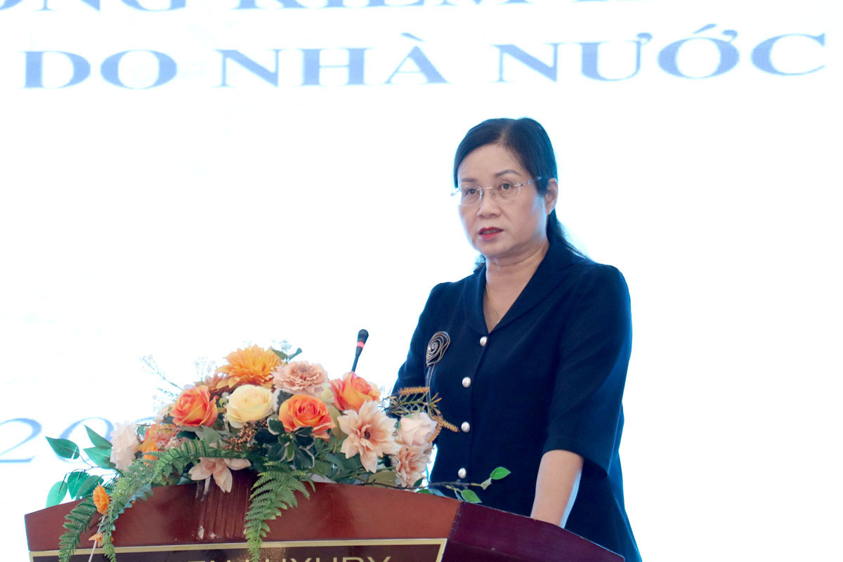 İl Halk Komitesi Başkan Yardımcısı Ha Thi Minh Hanh eğitim konferansında konuştu.