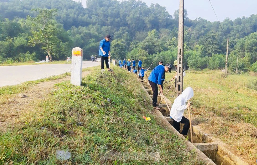 Hàng nghìn đoàn viên thanh niên nạo vét kênh mương, hưởng ứng ngày toàn dân làm thủy lợi ảnh 11