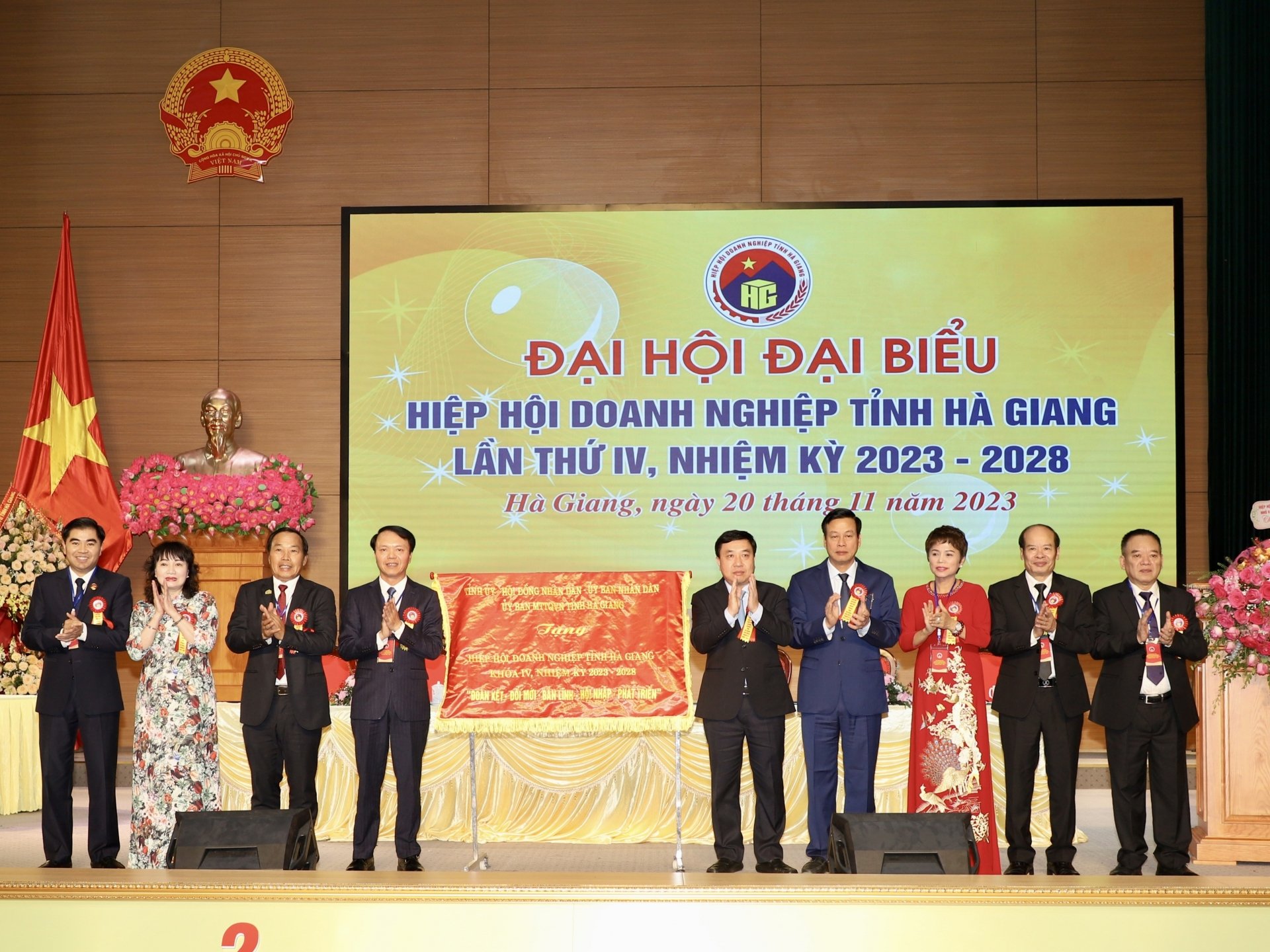 응우옌 마잉 중(Nguyen Manh Dung) 성 당위원회 대행 서기와 응우옌 반 손(Nguyen Van Son) 성 인민위원회 위원장이 대회에 현수막을 전달했습니다.