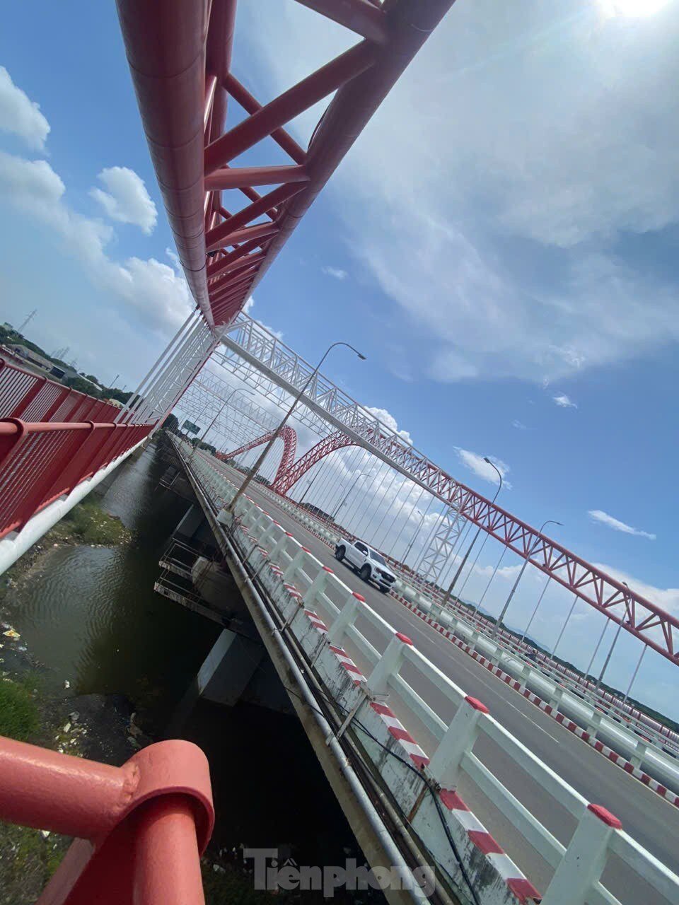 Close-up of the bridge shaped like a seagull spreading its wings in Ba Ria - Vung Tau photo 12