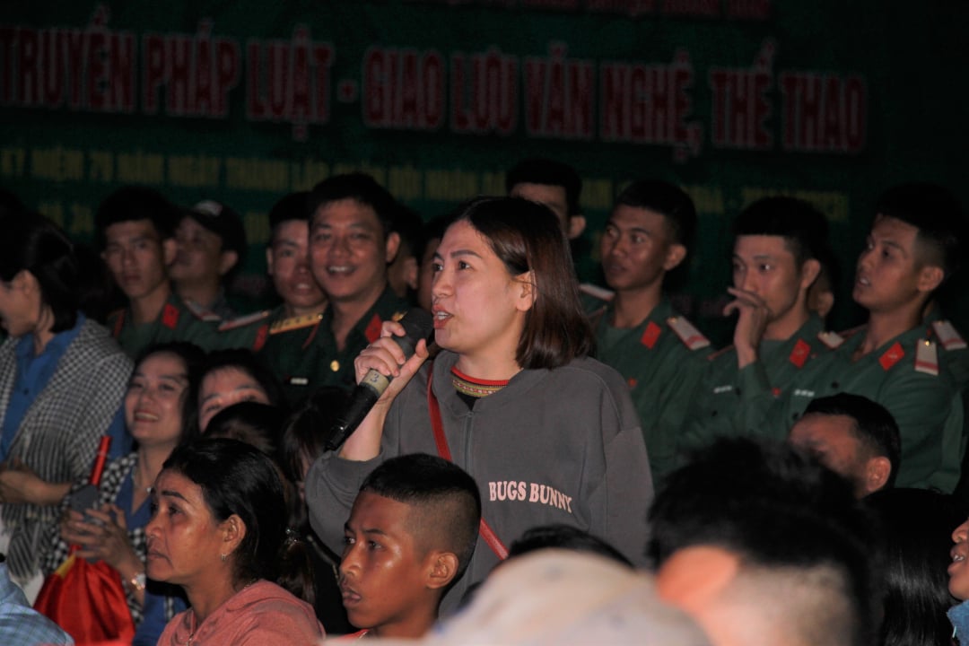 Mensen gaan met elkaar in gesprek en beantwoorden vragen over de wet.