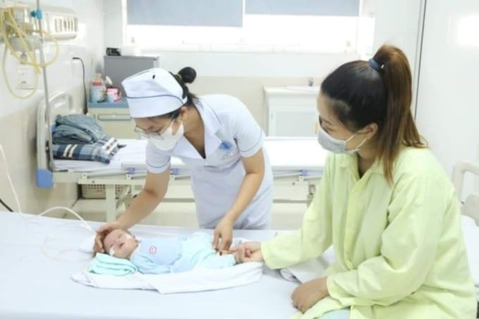 Herzzerreißender Moment, als eine Krankenschwester in Hai Phong ein Baby in einem Taxi rettete