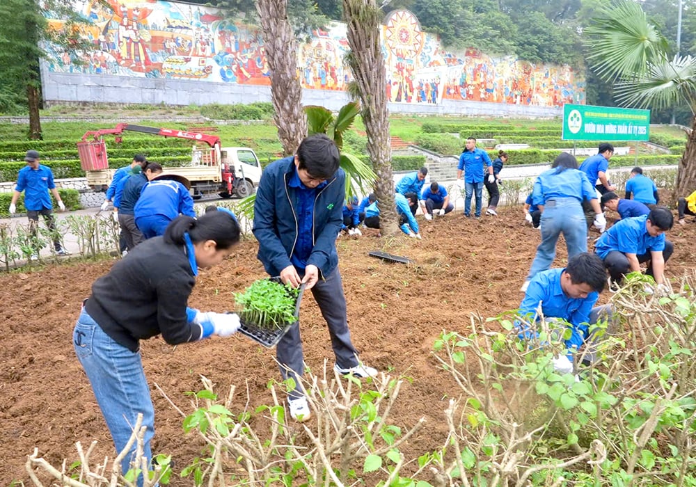 Launching flower planting campaign to celebrate the Spring of At Ty 2025 at Hung Temple historical relic site