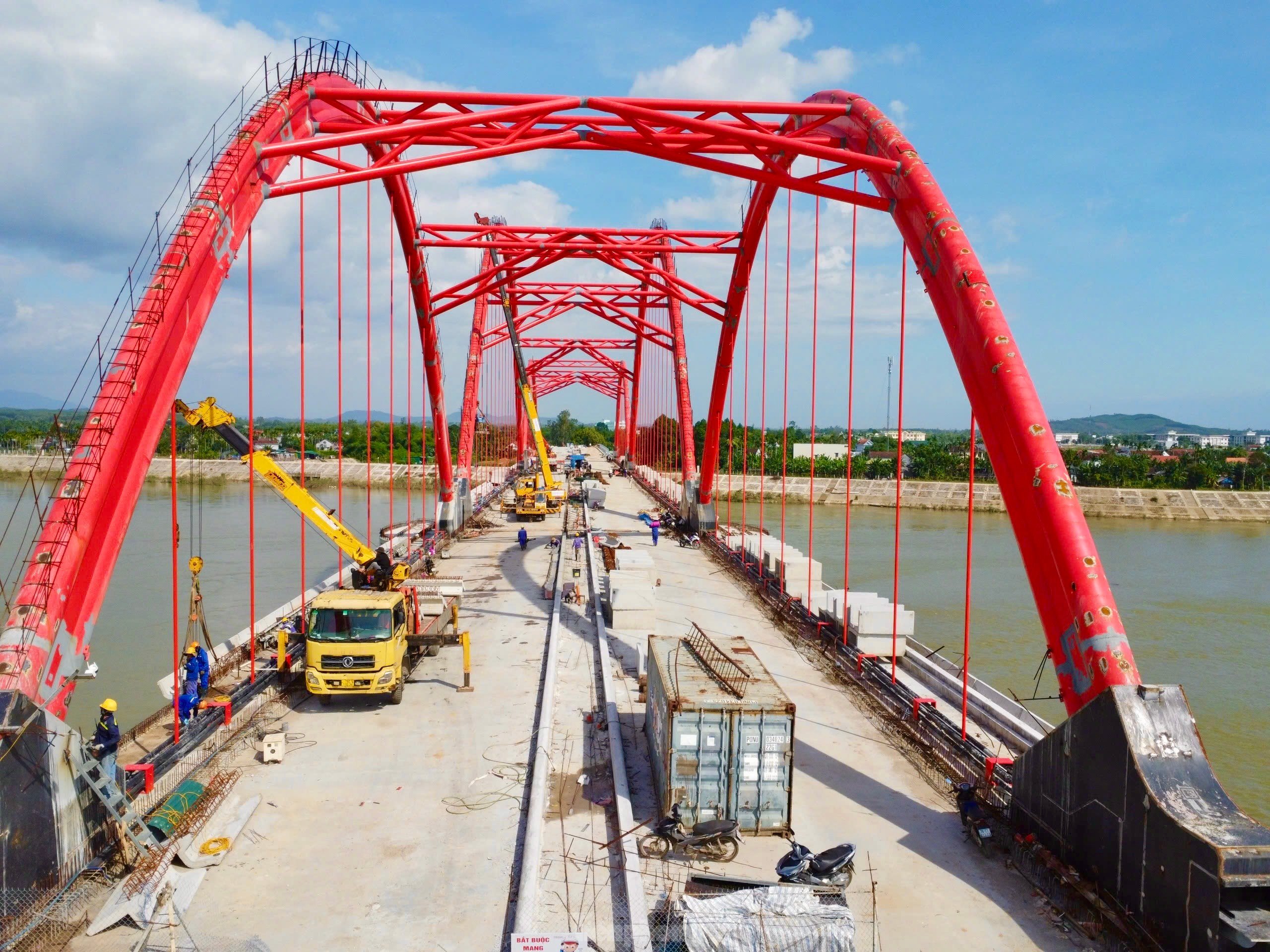 El primer puente de arco de acero en Quang Ngai estará listo para abrirse al tráfico a finales de año.