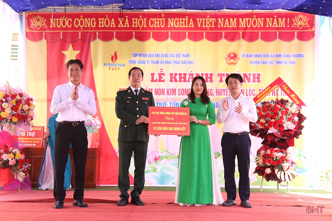 El viceprimer ministro Tran Hong Ha se une al gran festival de solidaridad en Ha Tinh