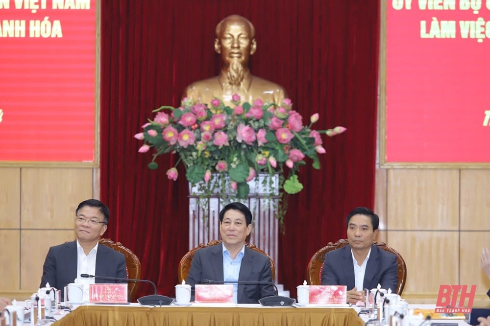 Le président Luong Cuong travaille avec le Comité permanent du Comité provincial du Parti de Thanh Hoa