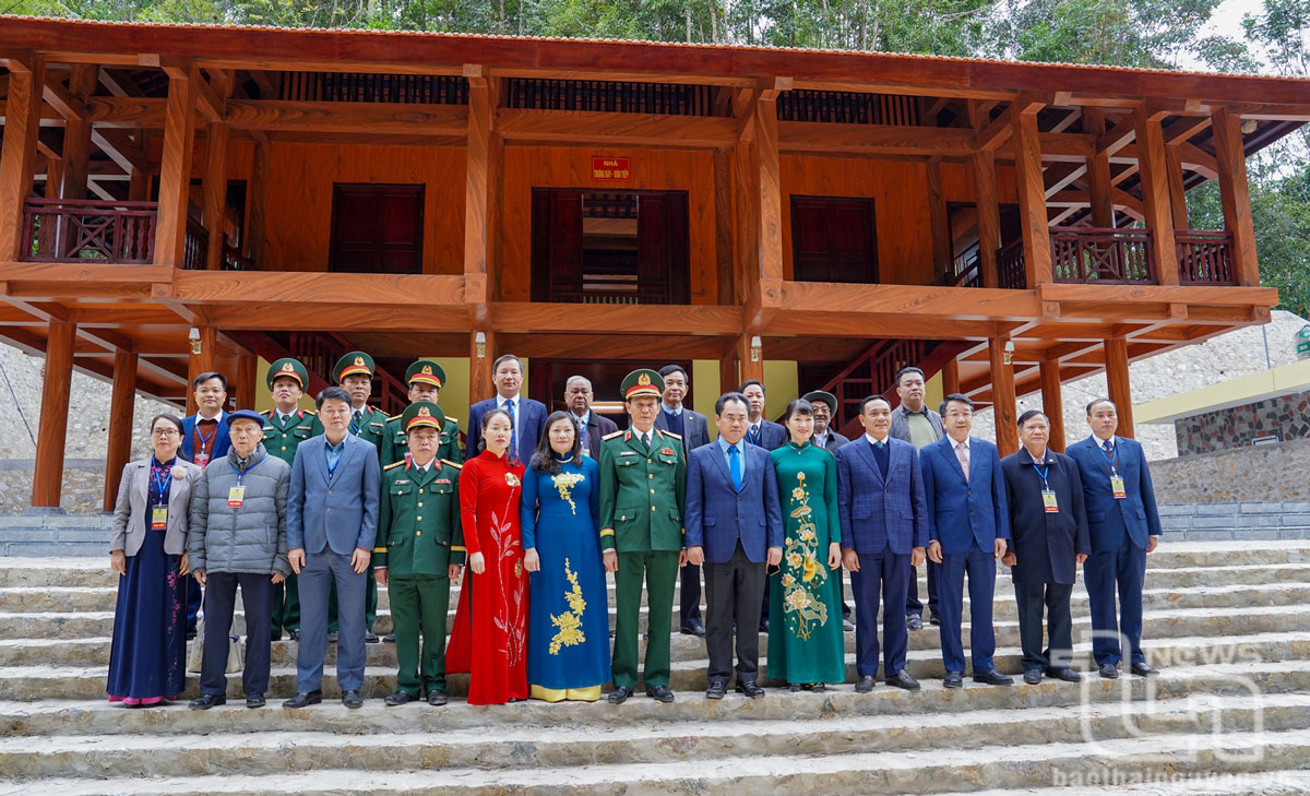 Provincial Party Secretary Trinh Viet Hung and delegates took souvenir photos at the relic site.