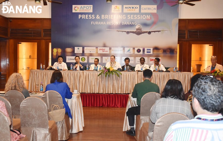 Beim Asia-Pacific Air Travel Forum haben die teilnehmenden Köche die Möglichkeit, ihre Kochkünste zu üben und zu erlernen. Im Bild: Szene der Pressekonferenz am Nachmittag des 25. November. Foto von : THU HA