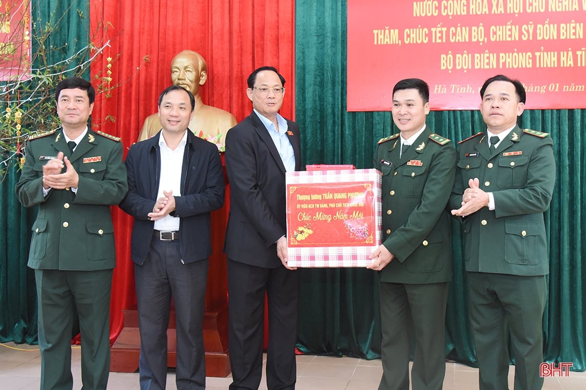 Vice Chairman of the National Assembly wishes a happy new year to people, officers and soldiers in Ha Tinh