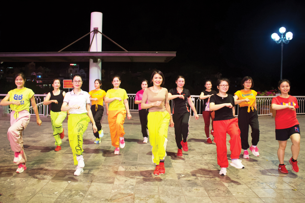 Miembros de la clase de baile Shuffle, Club de baile Shuffle Cao Bang durante la práctica.