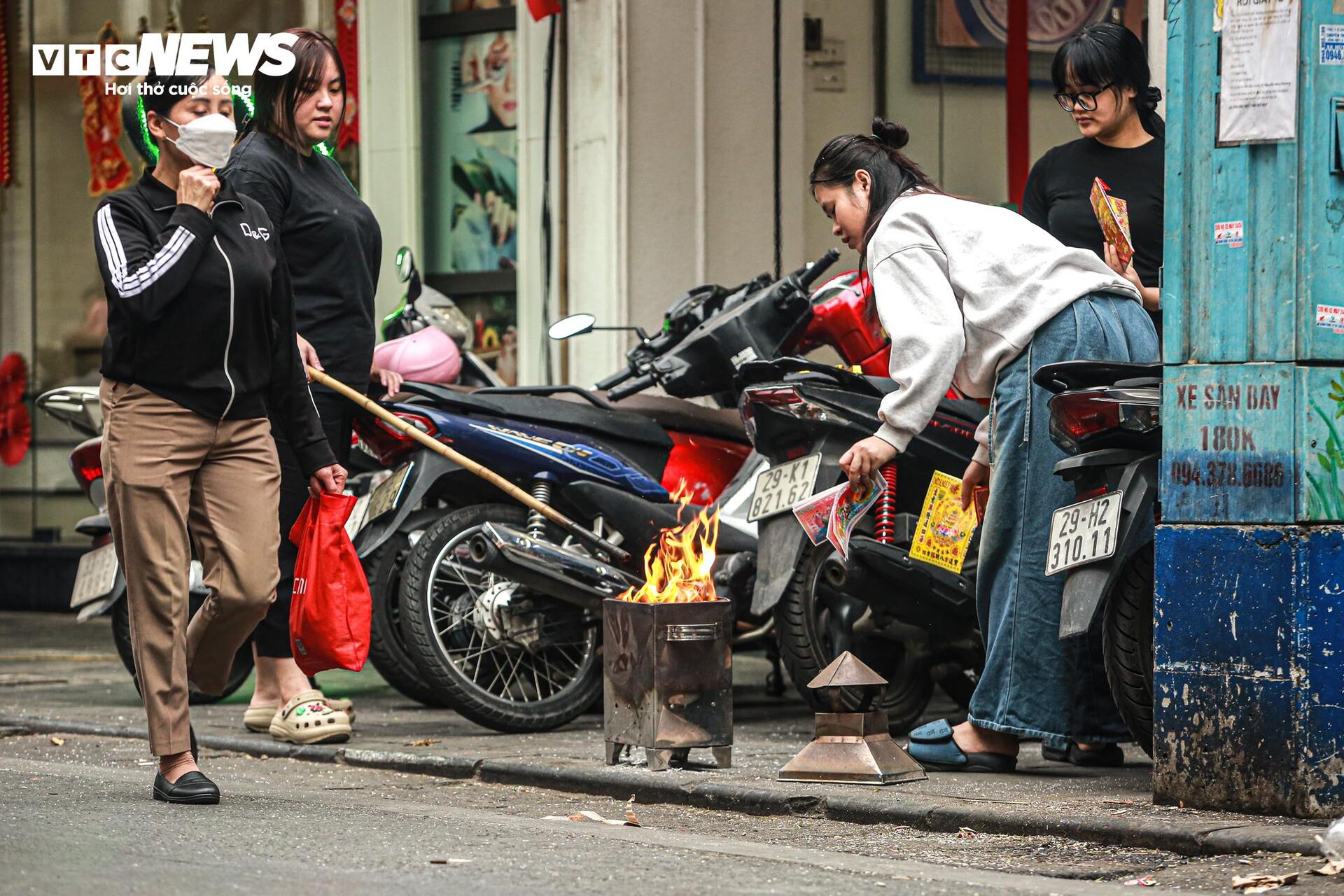 Người Hà Nội đốt vàng mã cúng Táo quân khắp vỉa hè phố cổ - 15