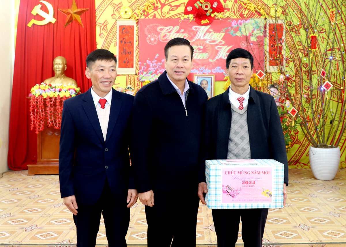 ประธานคณะกรรมการประชาชนจังหวัดเหงียน วัน เซิน มอบของขวัญให้แก่เทศบาลชีกา