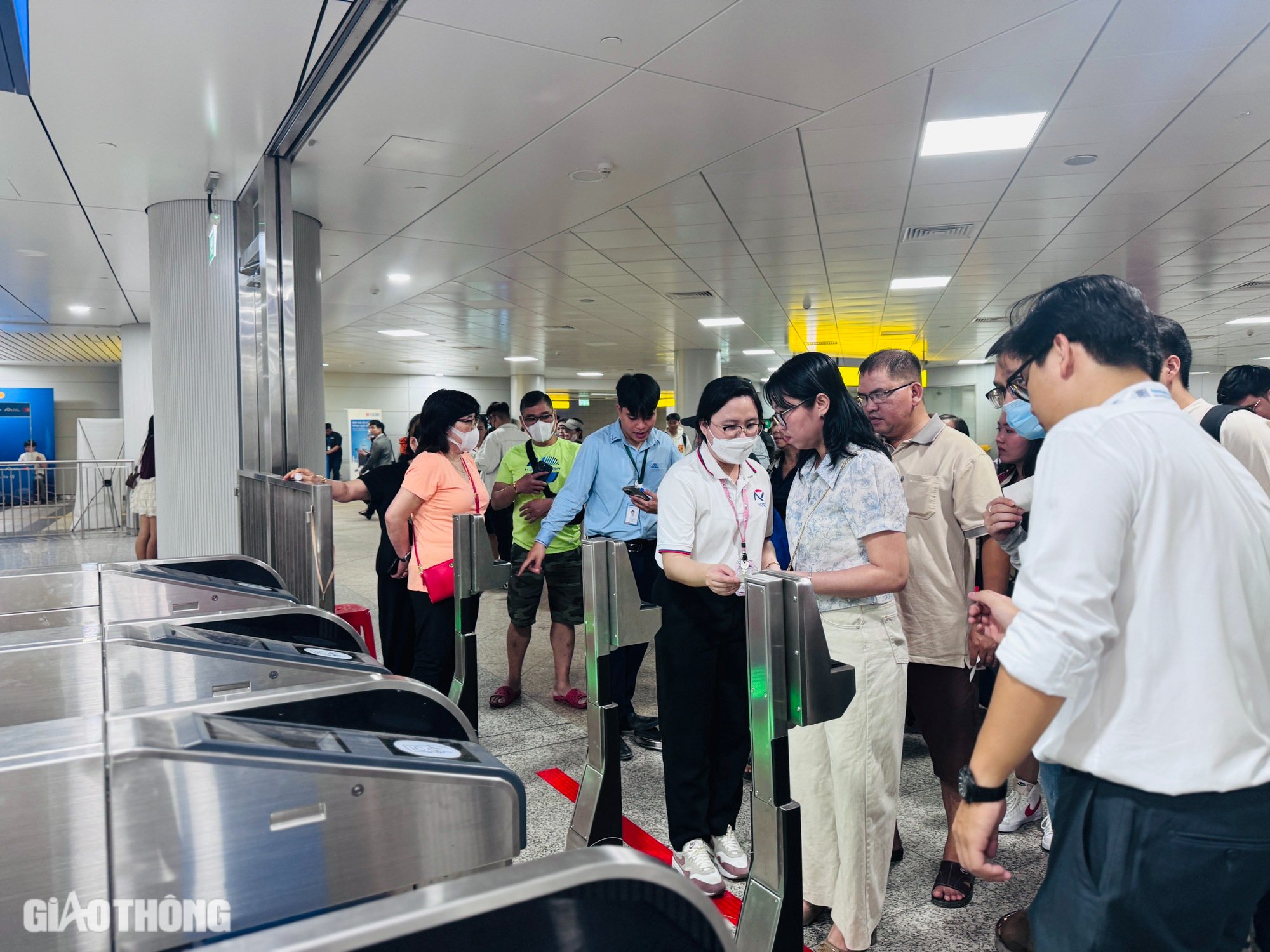 Ngày đầu metro số 1 bán vé, hệ thống gặp lỗi, phải dùng thêm vé viết tay- Ảnh 4.