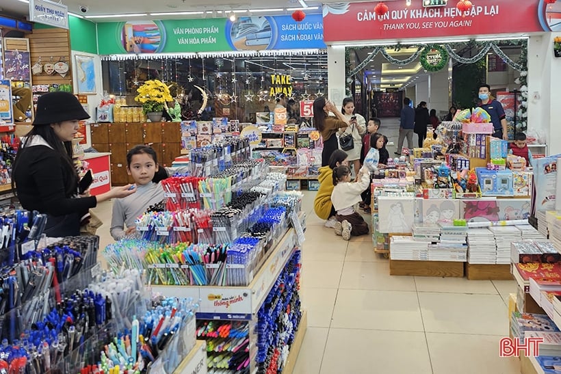 Los lugares de compras y entretenimiento en la ciudad de Ha Tinh están llenos de actividad durante las vacaciones de Año Nuevo.