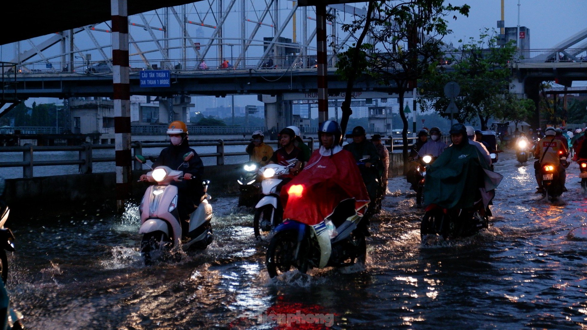 Atascos de tráfico y carreteras inundadas en la ciudad de Ho Chi Minh después de una lluvia inusual combinada con marea alta el día 15 del 12º mes lunar (foto 4)